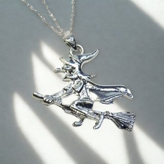 Silberhexe Anhänger 925 versilbert & rhodiniert – Detailreicher Hexenschmuck