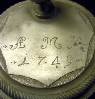 Walzenkrug der Gelben Familie mit Zinnmontierung  , dat. 1749
