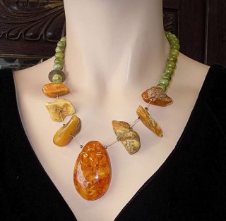 Ausgefallenes Collier mit Butterscotch Bernstein und grüner Jade