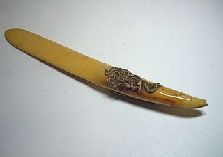 Historismus Briefffner Bein mit Messing Applikation um 1880