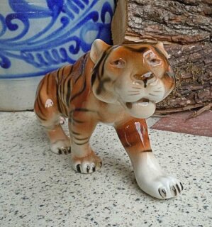 Porzellan Figur Royal Dux Bohemia schleichender Tiger (1)