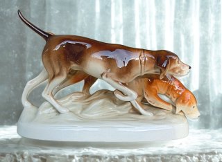 Royal Dux Porzellanfigur Jagdhunde – Handbemalte Tierfigur aus Czechoslovakia, 32 cm