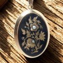 Biedermeier Blütenanhänger & Brosche aus Silber – Schwarze Emaille mit Saatperlen