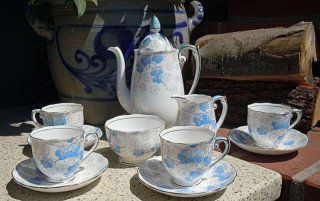 Handbemaltes Mocca- & Kaffeeservice aus Bone China von Roslyn – Dekor AVIS, England