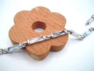 Zierliches 925 Silber Tennis Armband mit Aquamarin und Bergkristallen um 1950
