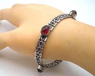 Antikes 30er Jahre Armband aus 925 Silber mit Granat Cabochons – Pforzheimer Silberschmiedekunst, handgefertigtes Designerstück