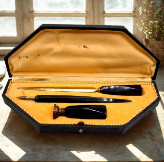 Antikes Schreibset aus Messing & Bakelit im Etui – Federhalter, Petschaft „P F“ & Brieföffner