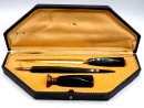 Antikes Schreibset aus Messing & Bakelit im Etui – Federhalter, Petschaft „P F“ & Brieföffner