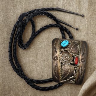 Vintage Navajo Bolotie aus 925 Sterling Silber – Handgefertigt von R. Bake mit Türkis & Koralle