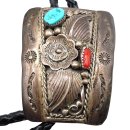 Vintage Navajo Bolotie aus 925 Sterling Silber – Handgefertigt von R. Bake mit Türkis & Koralle
