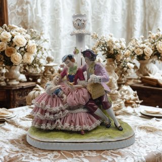 Elegante Rokoko-Porzellanfamilie mit Kerzenhalter – Detailreiches Sammlerstück, 32 cm hoch