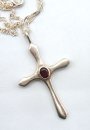 Edles, elegantes Design Silberkreuz mit Kette und Granat