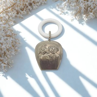 Lutz & Weiss Kinderrassel / Beißring „Max & Moritz“ – versilbert, 50er/60er Jahre