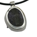 Amethyst Anhänger Naturform 925 Silber – Rohstein mit Naturkautschuk Band 45 cm