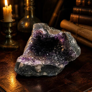 Naturbelassene Amethyst-Geode aus Basalt – Wunderkammer