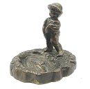 Kleine Figurine - pinkelnder Junge in Becken - 50er Jahre