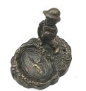 Kleine Figurine - pinkelnder Junge in Becken - 50er Jahre