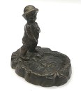 Kleine Figurine - pinkelnder Junge in Becken - 50er Jahre