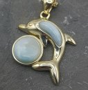 Karibischer Larimar Delphin mit Ball Anhänger an...