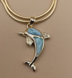 Karibischer Larimar Delphin Anhänger an Schlangenkette Silber vergoldet