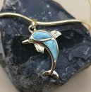 Karibischer Larimar Delphin Anhänger an Schlangenkette Silber vergoldet