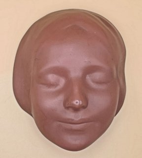 Goldscheider Terracotta Wandmaske Die unbekannte Tote aus der Seine