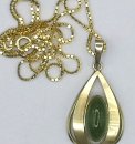 Anhänger mit grünem Stein an Venezianerkette 60er Jahre