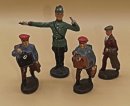 Seltene Elastolin Figuren der 30er Jahre – 4 Vintage Miniaturen: 2 Gepäckträger, 1 Reisender & 1 Verkehrspolizist, handbemalt
