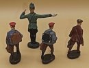 Seltene Elastolin Figuren der 30er Jahre – 4 Vintage Miniaturen: 2 Gepäckträger, 1 Reisender & 1 Verkehrspolizist, handbemalt
