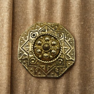 Egerländer Brosche „Huasnoantoutara“ / Chebský knoflík – feuervergoldeter Trachtenschmuck um 1900