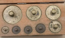 Antiker Messing Gewichtssatz 5g - 20dk im Holzkasten – Komplett mit österreichischem Eichstempel (ca. 1920)