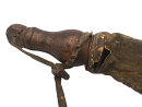 Antike Pulverflasche aus Leder mit Holztülle – Original Vorderlader-Zubehör 19. Jhd.