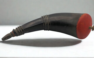 Historisches Pulverhorn aus Büffelhorn – Original des 19. Jahrhunderts (ca. 28 cm)