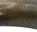 Antikes Pulverhorn mit Namensgravur I. Kilpatrick & Jahreszahl 1794 – Spätes 18. Jahrhundert