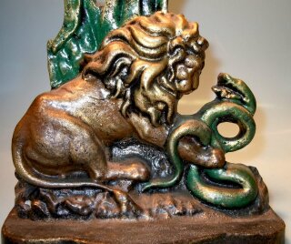 Antike Gußeisen Kaminplastik Kampf Löwe gegen Schlange